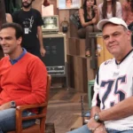 Foto dos irmãos Oscar Schmidt e Tadeu Schmidt, lenda do basquete e apresentador de TV, juntos e sorrindo.