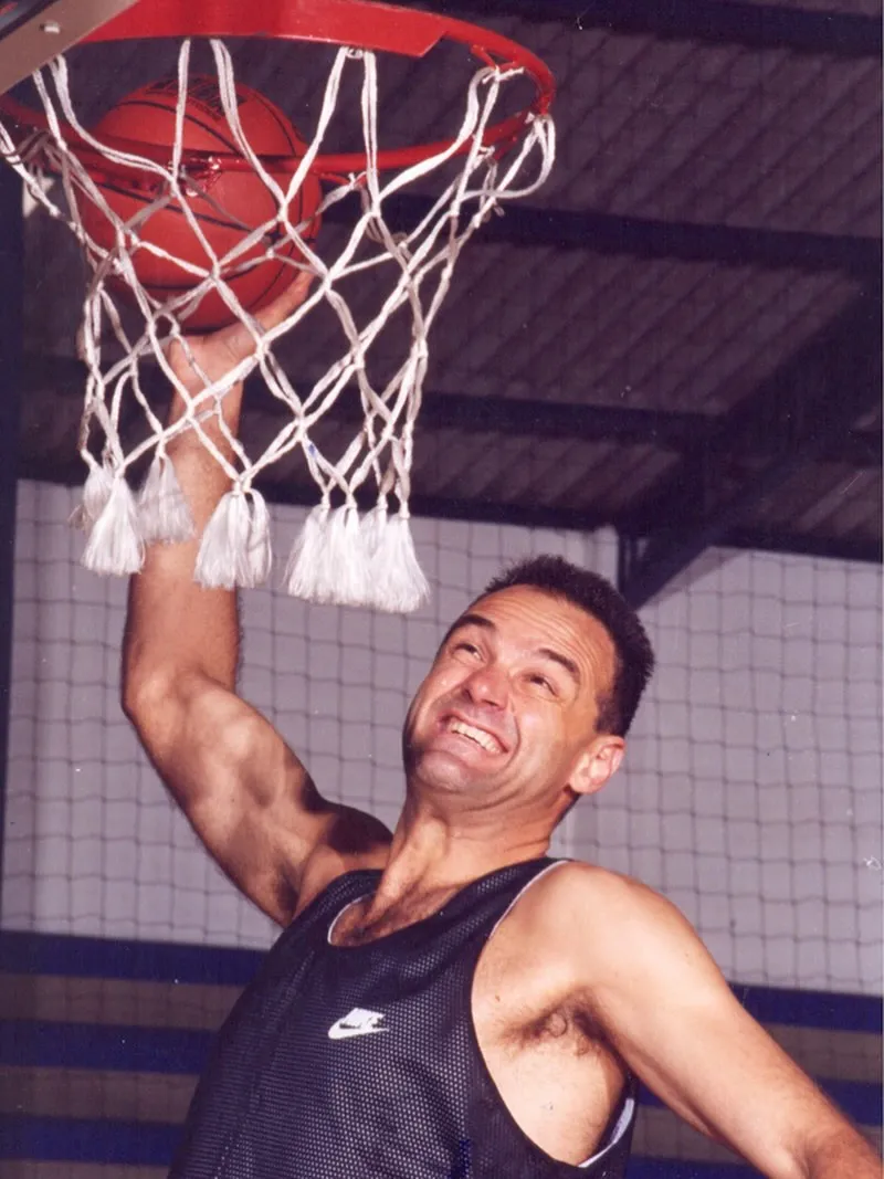 Foto de Oscar Schmidt, ícone do basquete brasileiro, comemorando uma vitória em jogo.
