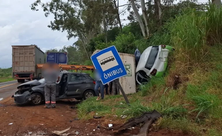 Acidente grave com carro da saúde de Porecatu na PR-170