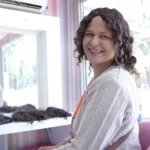 Mulher com câncer feliz usando peruca, autoestima recuperada