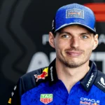 Max Verstappen correndo na Fórmula 1 com carro da Red Bull