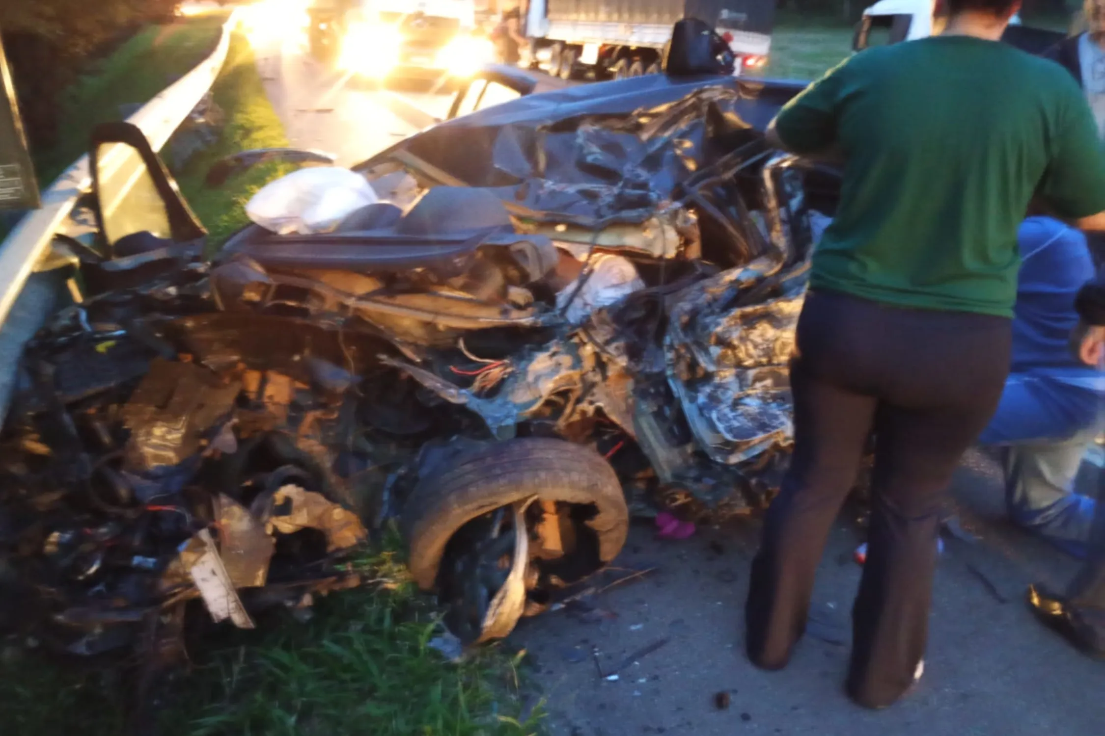 Imagem do local do acidente na BR-116, Rio Negro, Paraná, com viaturas e destroços