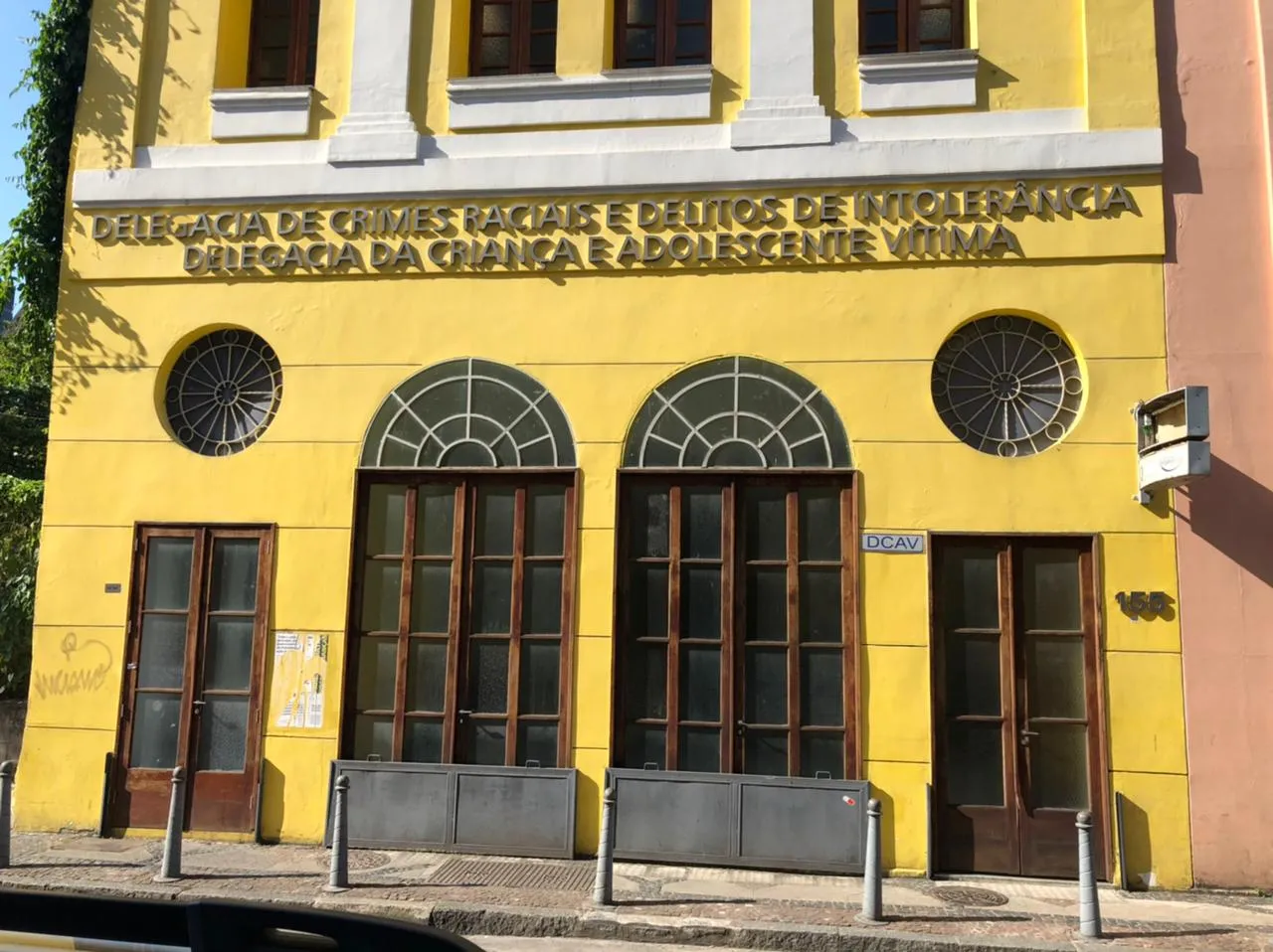 Mão de bebê recém-nascido sendo segurada por mão de adulto, simbolizando proteção e cuidado parental