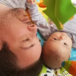 Pai com bebê no colo, celebrando a nova licença-paternidade ampliada e o vínculo familiar.