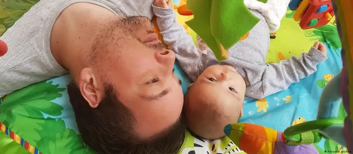 Pai com bebê no colo, celebrando a nova licença-paternidade ampliada e o vínculo familiar.