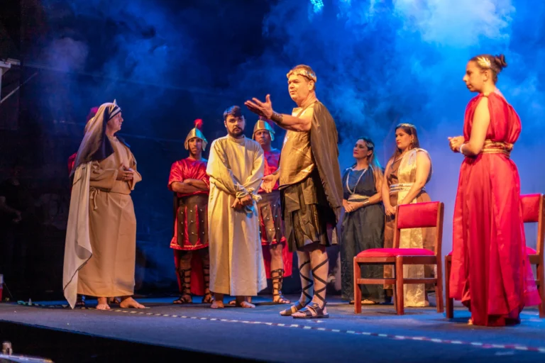Pessoas assistindo à Paixão de Cristo ao ar livre no Alto Tietê