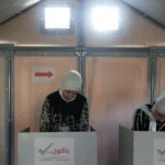 Palestino votando em Deir el-Balah, Gaza, eleições municipais, guerra, cédula, urna, cidadão