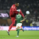 Goleiro Carlos Miguel em campo, após denúncias de racismo no clássico
