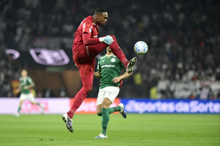 Goleiro Carlos Miguel em campo, após denúncias de racismo no clássico