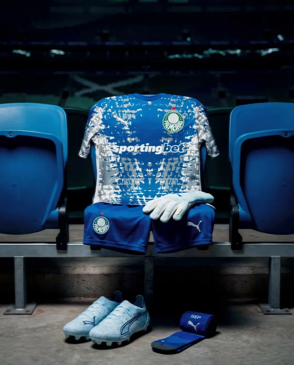 Camisa de goleiro azul do Palmeiras, estilo retrô, tributo a Marcos e Velloso, uniforme 2024.