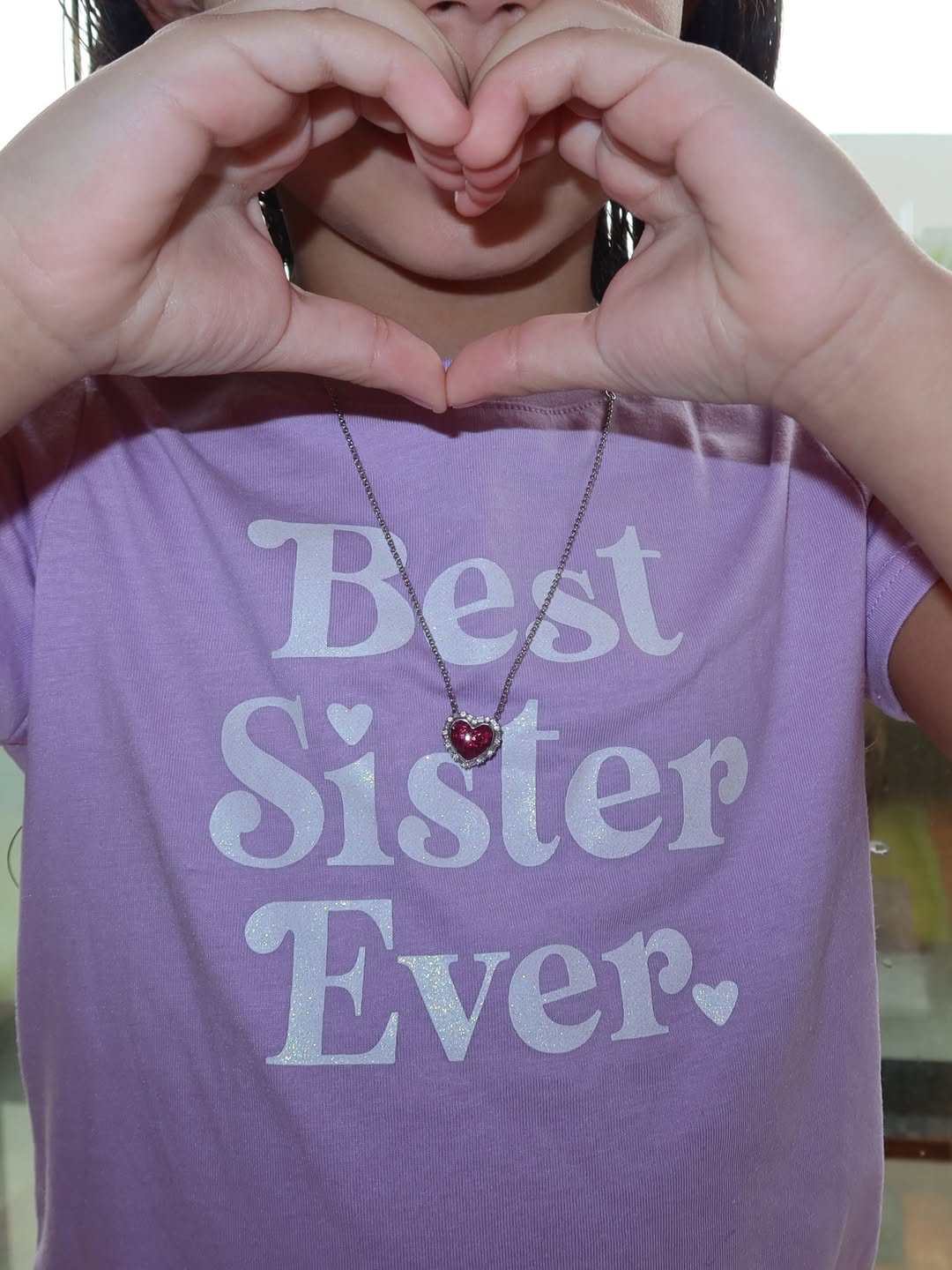 Foto de Pâmella Holanda e DJ Ivis com a filha, anunciando nova gravidez