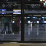 Passageiros observam painéis de voos após cancelamento no Paraná