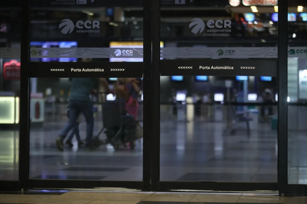 Passageiros observam painéis de voos após cancelamento no Paraná