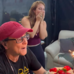 Paolla Oliveira sorrindo em sua festa de aniversário de 44 anos, cercada por pessoas e um bolo.