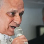 Papa Leão XIV no avião, discutindo bênçãos a casais do mesmo sexo e unidade da Igreja.