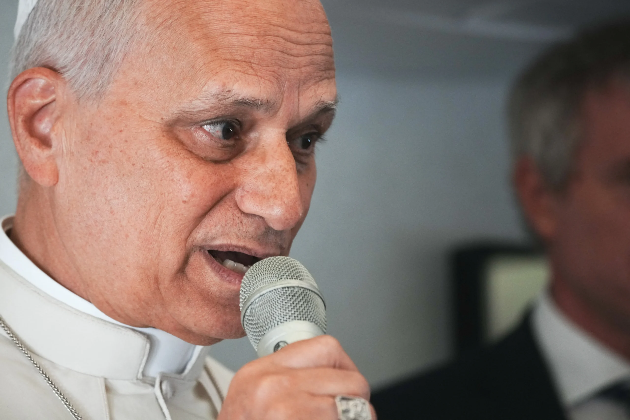 Papa Leão XIV no avião, discutindo bênçãos a casais do mesmo sexo e unidade da Igreja.