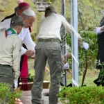 Papa Leão XIV plantando oliveira na antiga cidade romana de Hipona, Argélia, sob chuva.