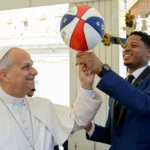 Papa Leão XIV girando bola de basquete com Harlem Globetrotters no Vaticano