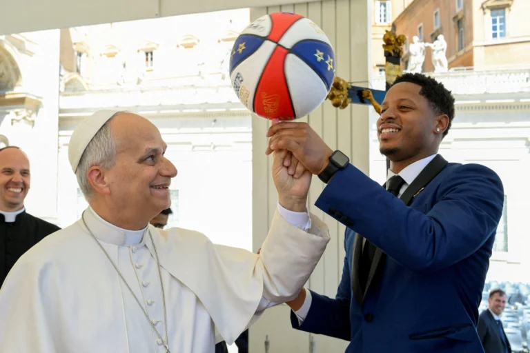 Papa Leão XIV girando bola de basquete com Harlem Globetrotters no Vaticano