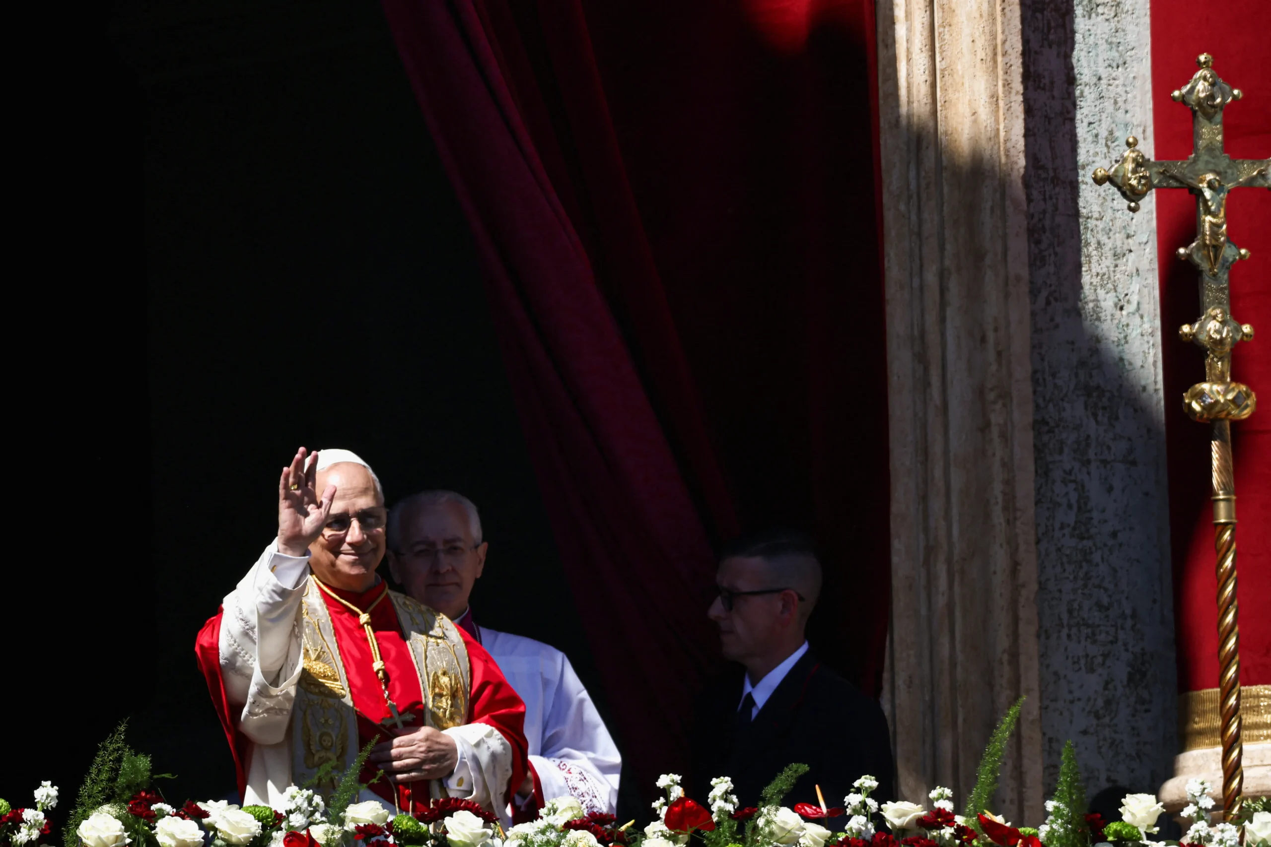 Papa Leão XIV abençoa fiéis na Praça de São Pedro durante a Páscoa de 2026, com a Basílica de São Pedro ao fundo.