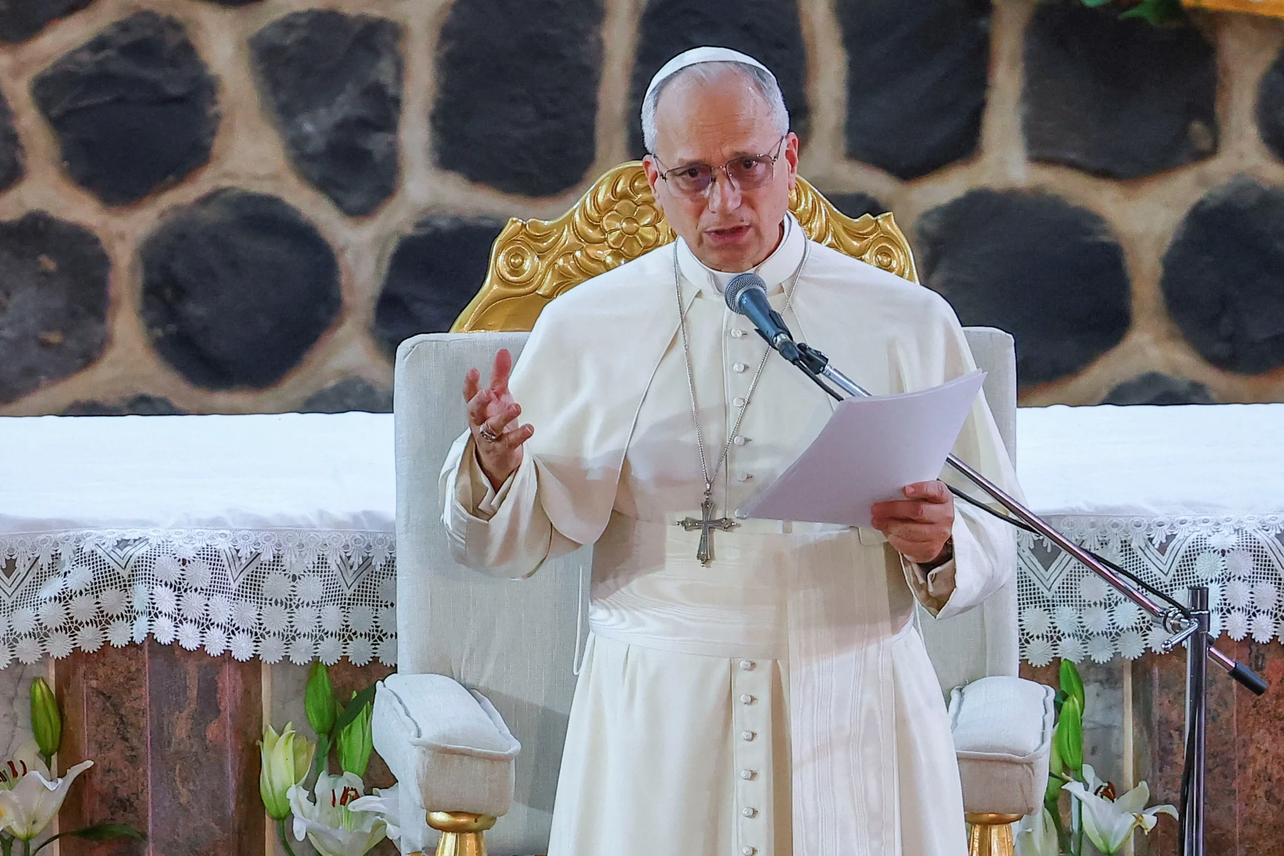 Papa Leão XIV em Camarões criticando líderes e gastos com guerras