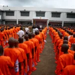 Papa Leão XIV na prisão de Bata, Guiné Equatorial, com detentos clamando por liberdade