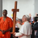 Papa Leão XIV em prisão na Guiné Equatorial, detentos clamando liberdade