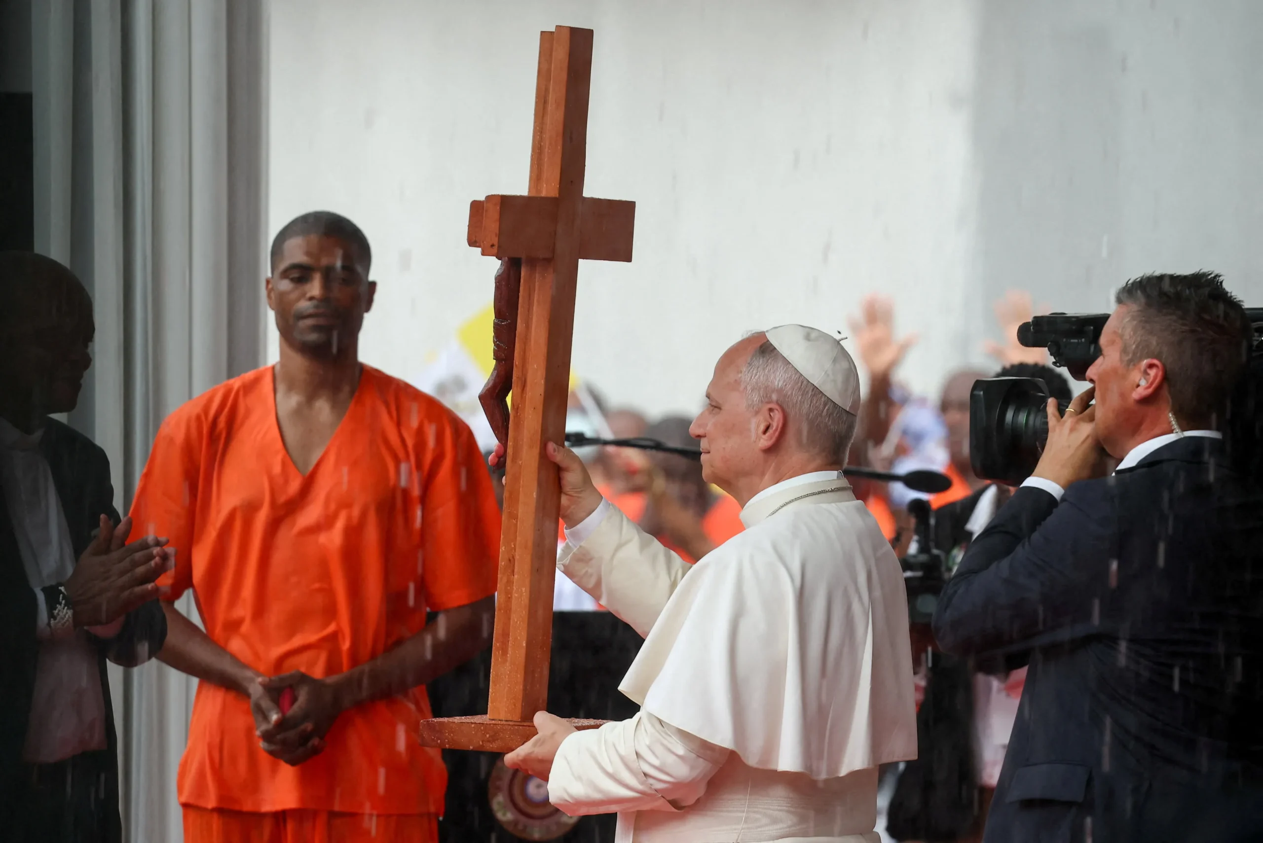 Papa Leão XIV em prisão na Guiné Equatorial, detentos clamando liberdade