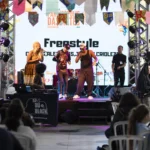 Pessoas assistindo a shows e desfiles no Festival Paraisópolis