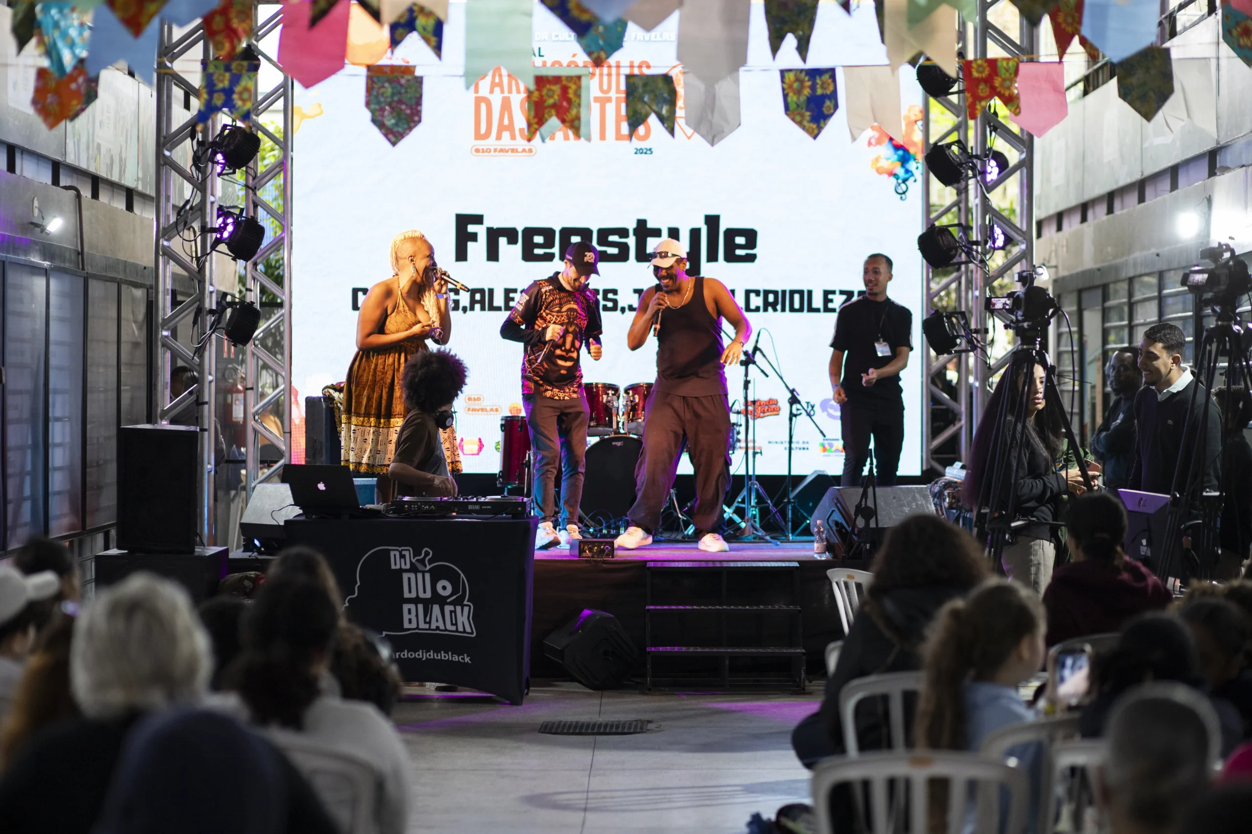 Pessoas assistindo a shows e desfiles no Festival Paraisópolis