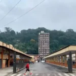 Passageiros aguardam transporte em Petrópolis devido à paralisação de ônibus.
