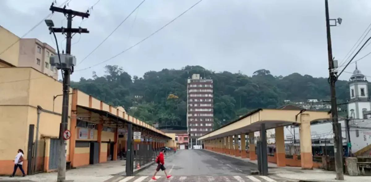 Passageiros aguardam transporte em Petrópolis devido à paralisação de ônibus.