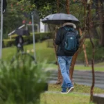 Imagem de tempestade com nuvens escuras e raios sobre o Paraná