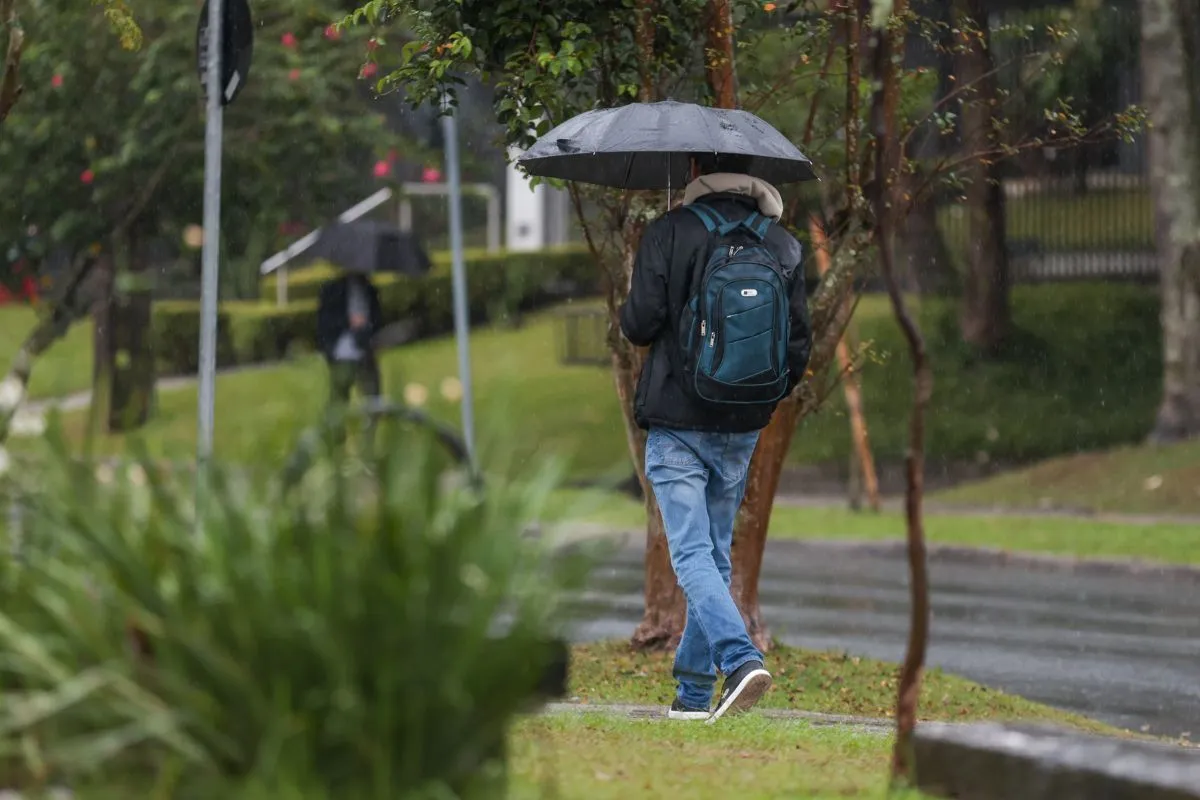 Imagem de tempestade com nuvens escuras e raios sobre o Paraná