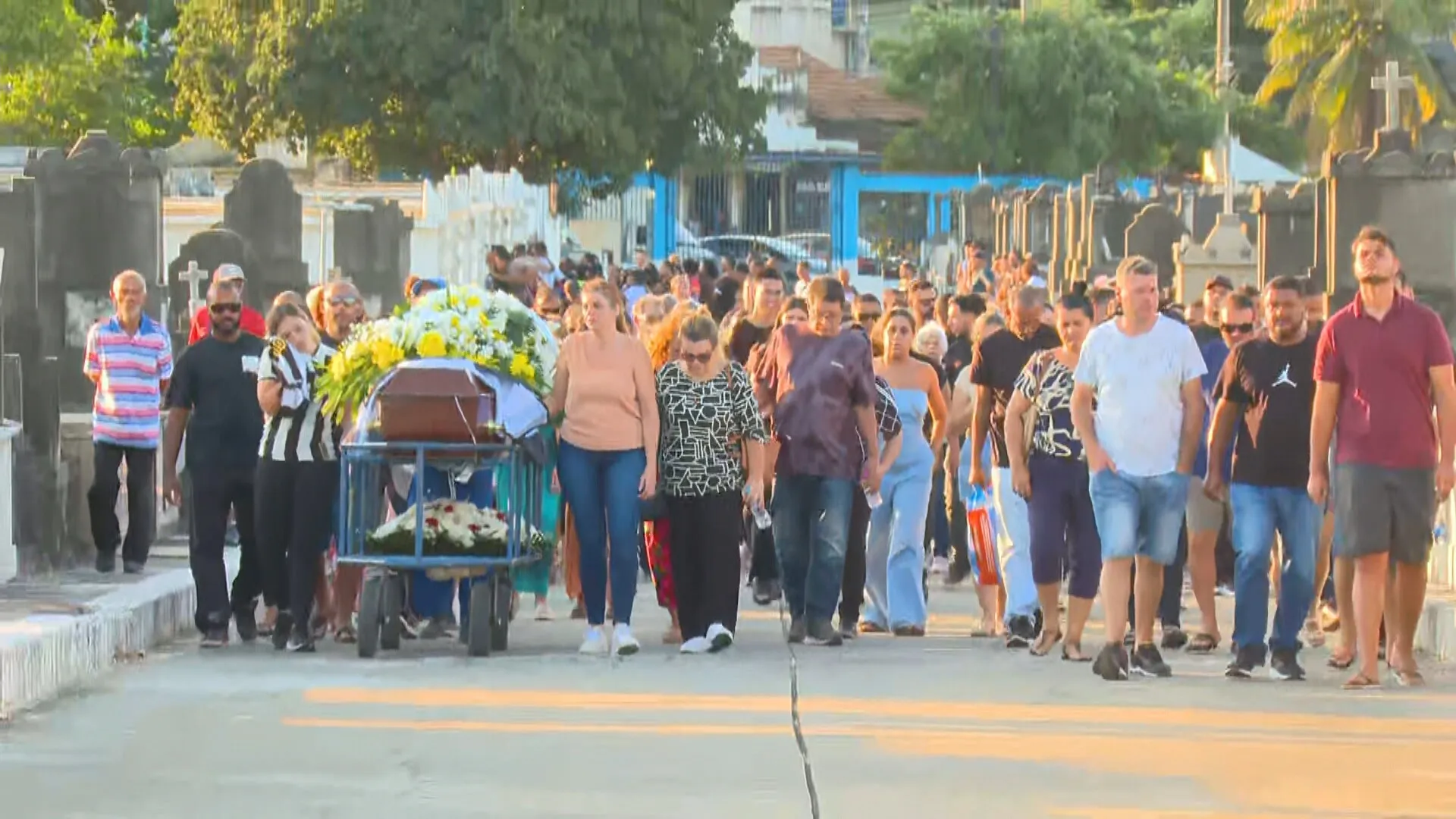 Enterro de empresário Daniel Oliveira, morto por PMs na Pavuna