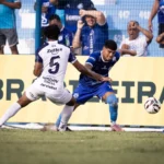 Parnahyba jogando em casa, em estádio com torcida, simbolizando a fase difícil do clube.
