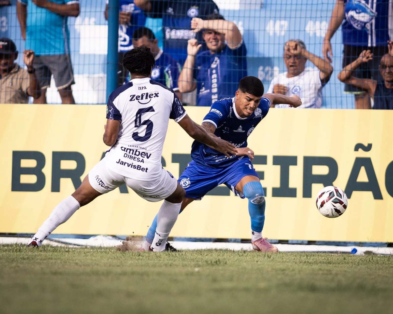 Parnahyba jogando em casa, em estádio com torcida, simbolizando a fase difícil do clube.