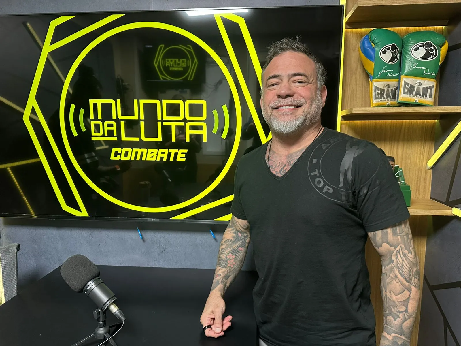 Parrumpinha, treinador de MMA, em pose pensativa sobre as polêmicas nas redes sociais