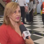 Passageiros exaustos dormem no chão do Aeroporto de Congonhas após cancelamentos e atrasos de voos.