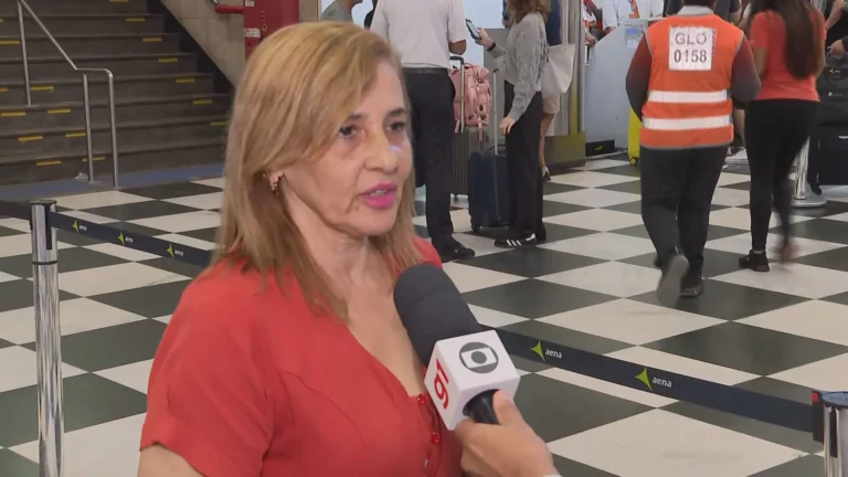 Passageiros exaustos dormem no chão do Aeroporto de Congonhas após cancelamentos e atrasos de voos.