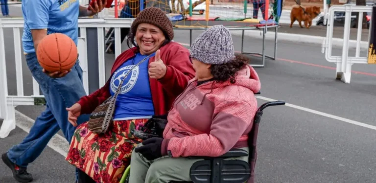 Grupo de mulheres com deficiência em telas de computador, interagindo em curso de liderança feminina online.