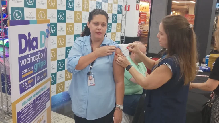 Pessoas recebendo vacinas contra gripe, dengue e outras no Pátio Limeira Shopping