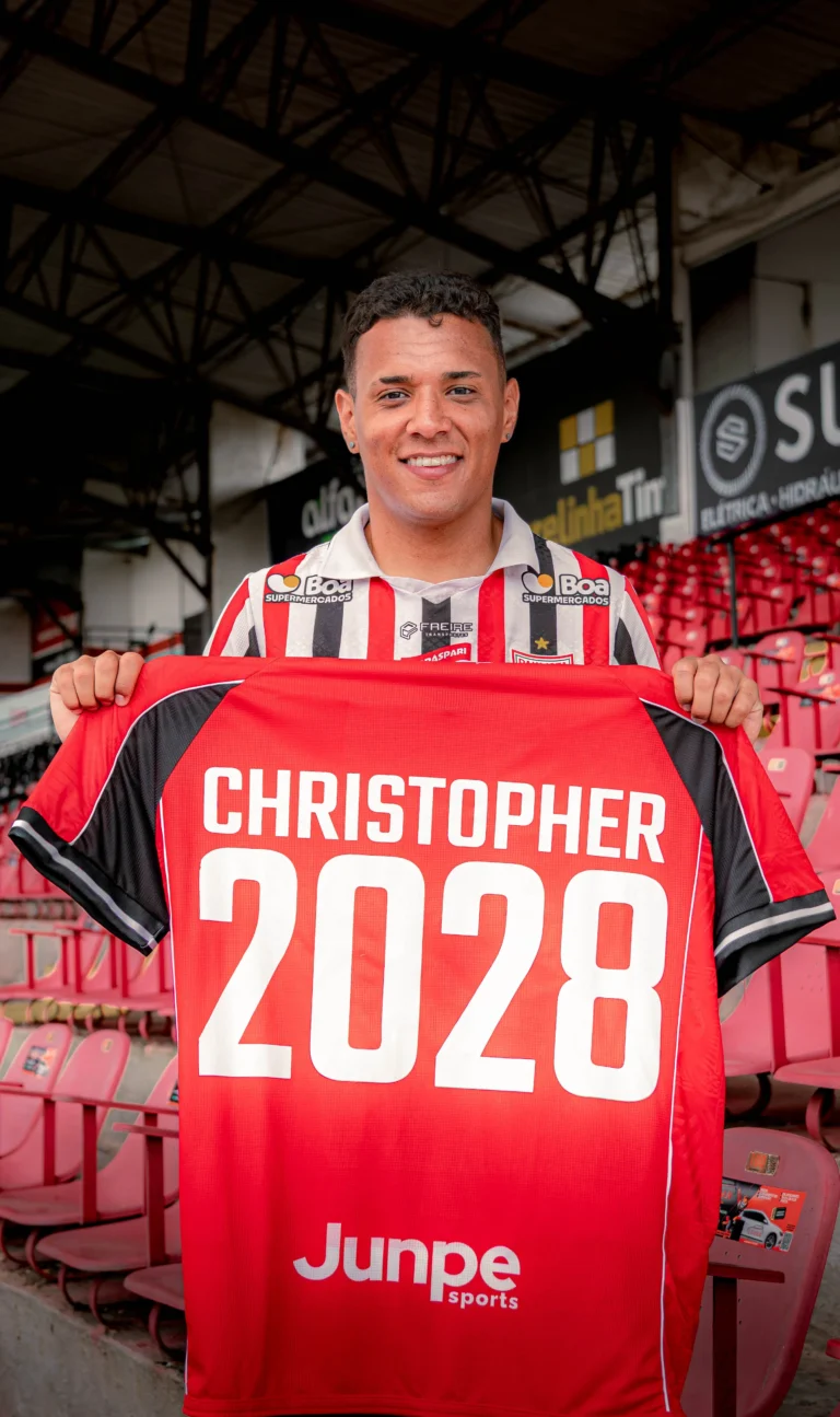 Atacante Christopher feliz após renovar contrato com o Paulista de Jundiaí