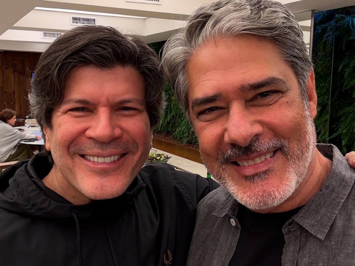 Paulo Ricardo cantando ao vivo, com luzes de palco ao fundo e microfone na mão.