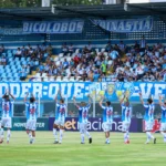Time do Paysandu em campo, jogadores correndo e disputando a bola em partida de futebol