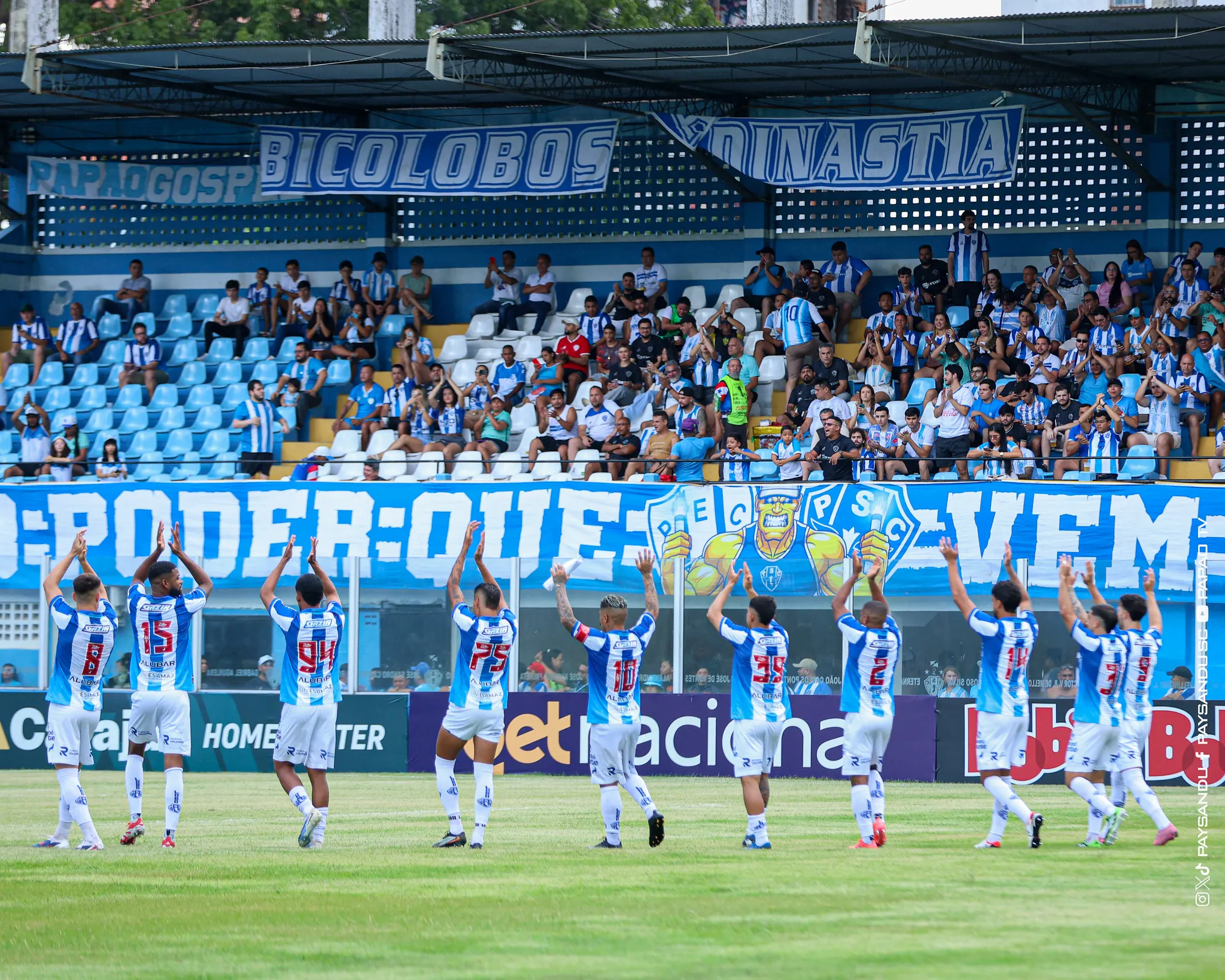 Time do Paysandu em campo, jogadores correndo e disputando a bola em partida de futebol
