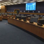 Plenário da Alerj com deputados em sessão discutindo votação