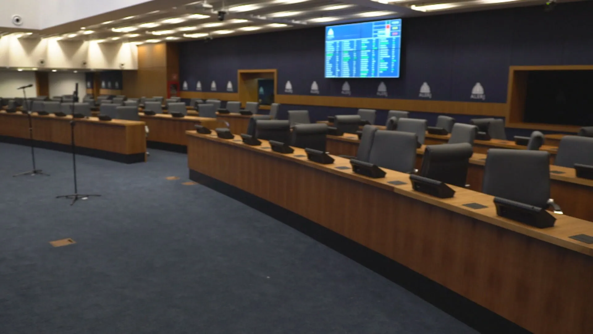 Plenário da Alerj com deputados em sessão discutindo votação