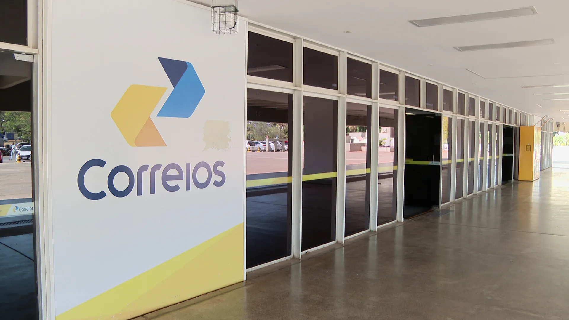 Funcionários dos Correios e o PDV da empresa em meio à crise