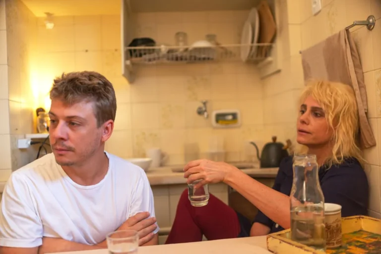 Malu Galli em cena na peça 'Mulher em Fuga' durante o Festival de Curitiba